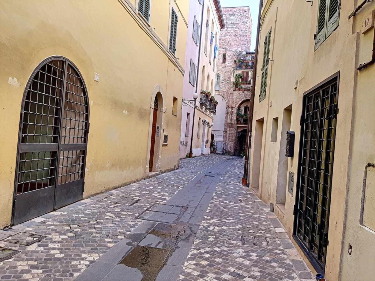 Ospitaci Appartamenti San Salvatore Фолиньо Экстерьер фото